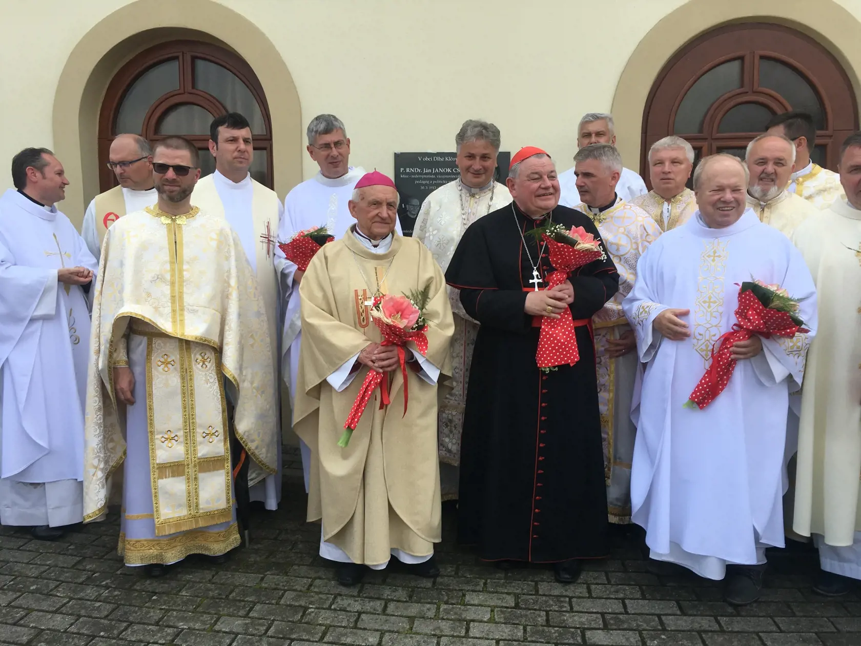 Vzácny hosť veľmi ochotne zapózoval s kňazmi a hosťami slávnosti v Dlhom Klčove.