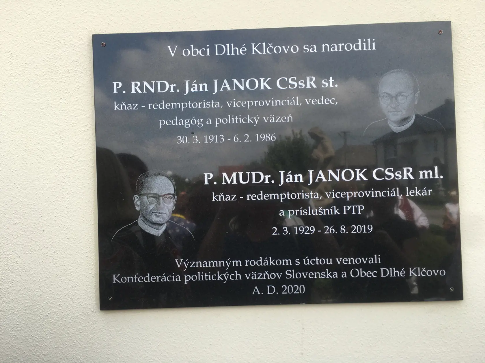 Kardinál Dominik Duka navštívil obec Dlhé Klčovo kde odhalil pamätná tabuľu významným rodákom, kňazom – redemptoristom Jánovi Janokovi st. (1913-1986) a Jánovi Janokovi ml. (1929-2019).