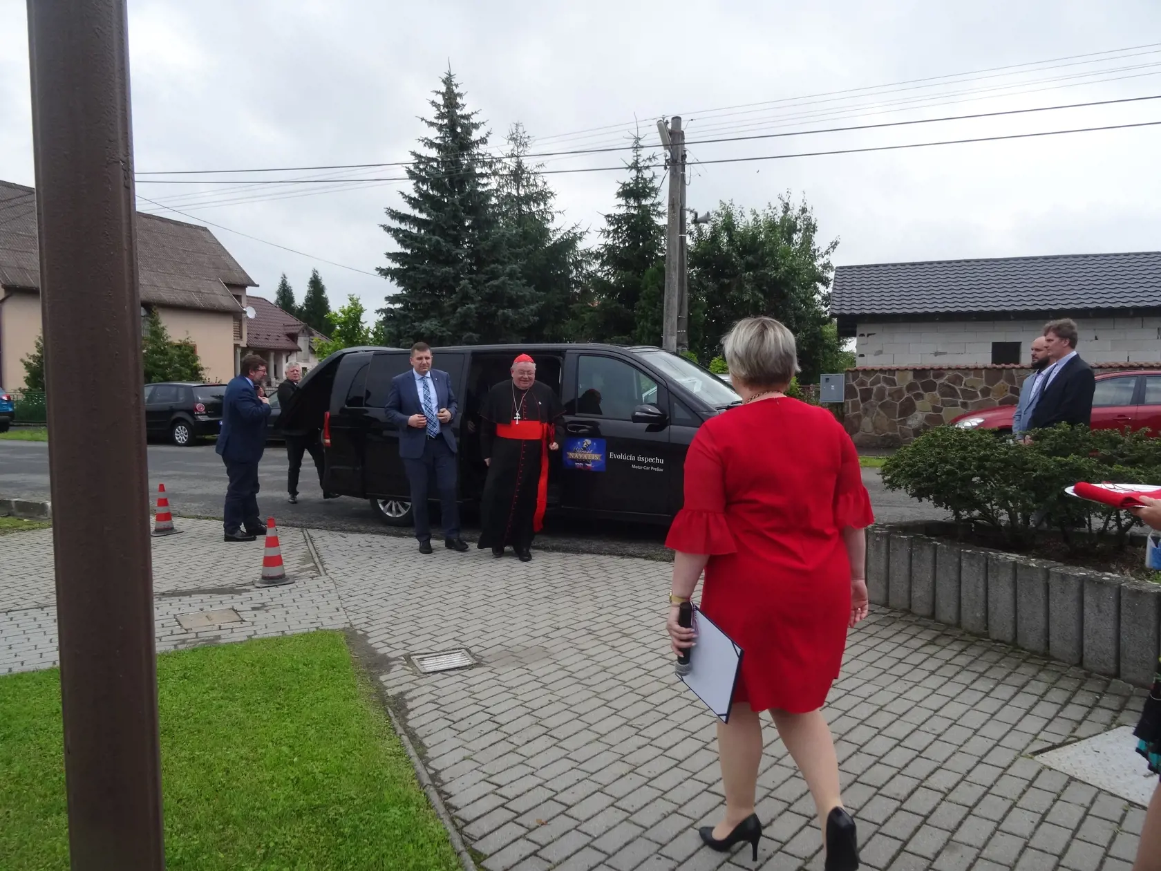 Kardinála Dominika Duku privítala hneď po príchode starostka obce.