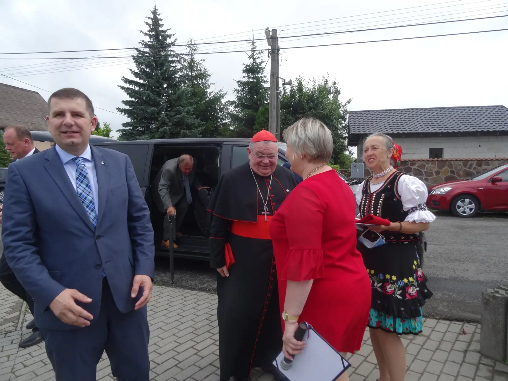 Kardinála Dominika Duku privítala hneď po príchode starostka obce.