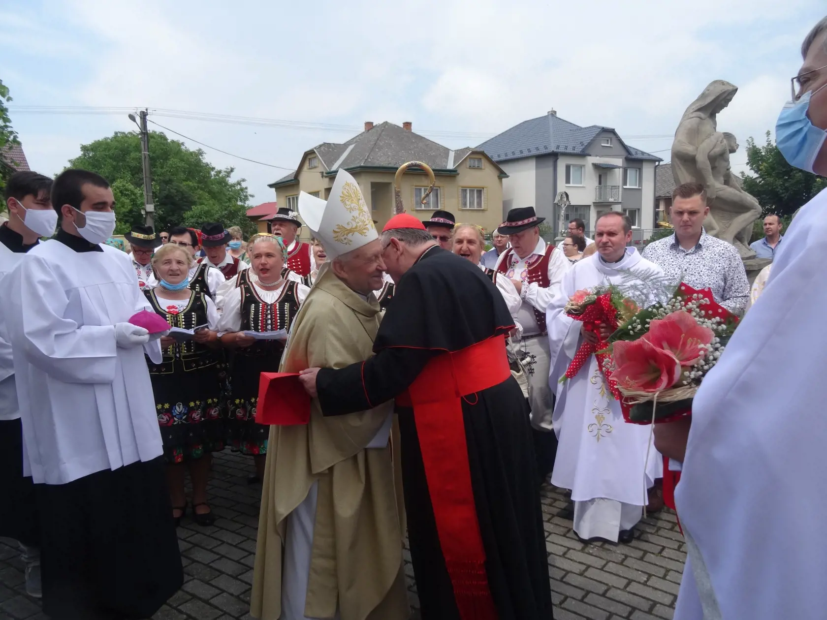 V obci Dlhé Klčovo sa stretol kardinál Dominik Duka s košickým emeritným arcibiskupom Alojzom Tkáčom, ktorý bol hlavným celebrantom svätej omše.