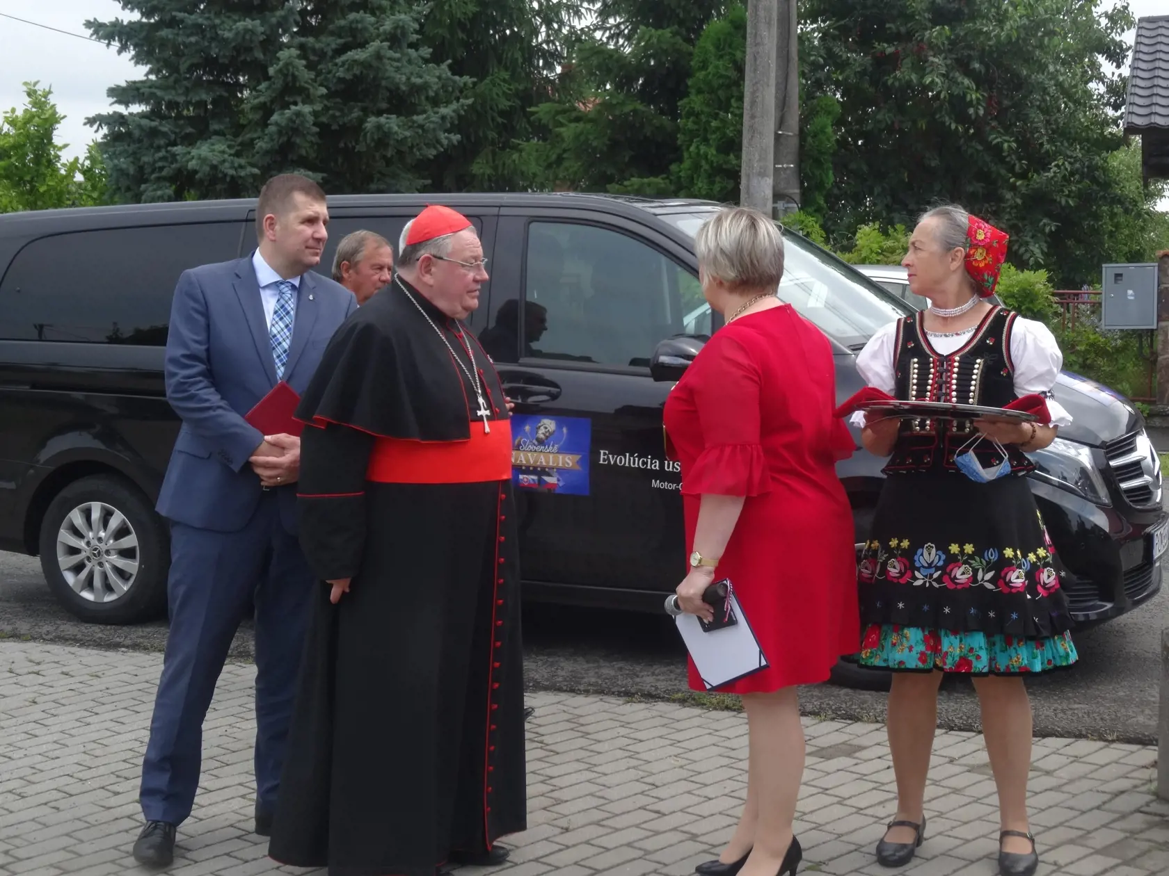 Kardinála Dominika Duku privítala hneď po príchode starostka obce.
