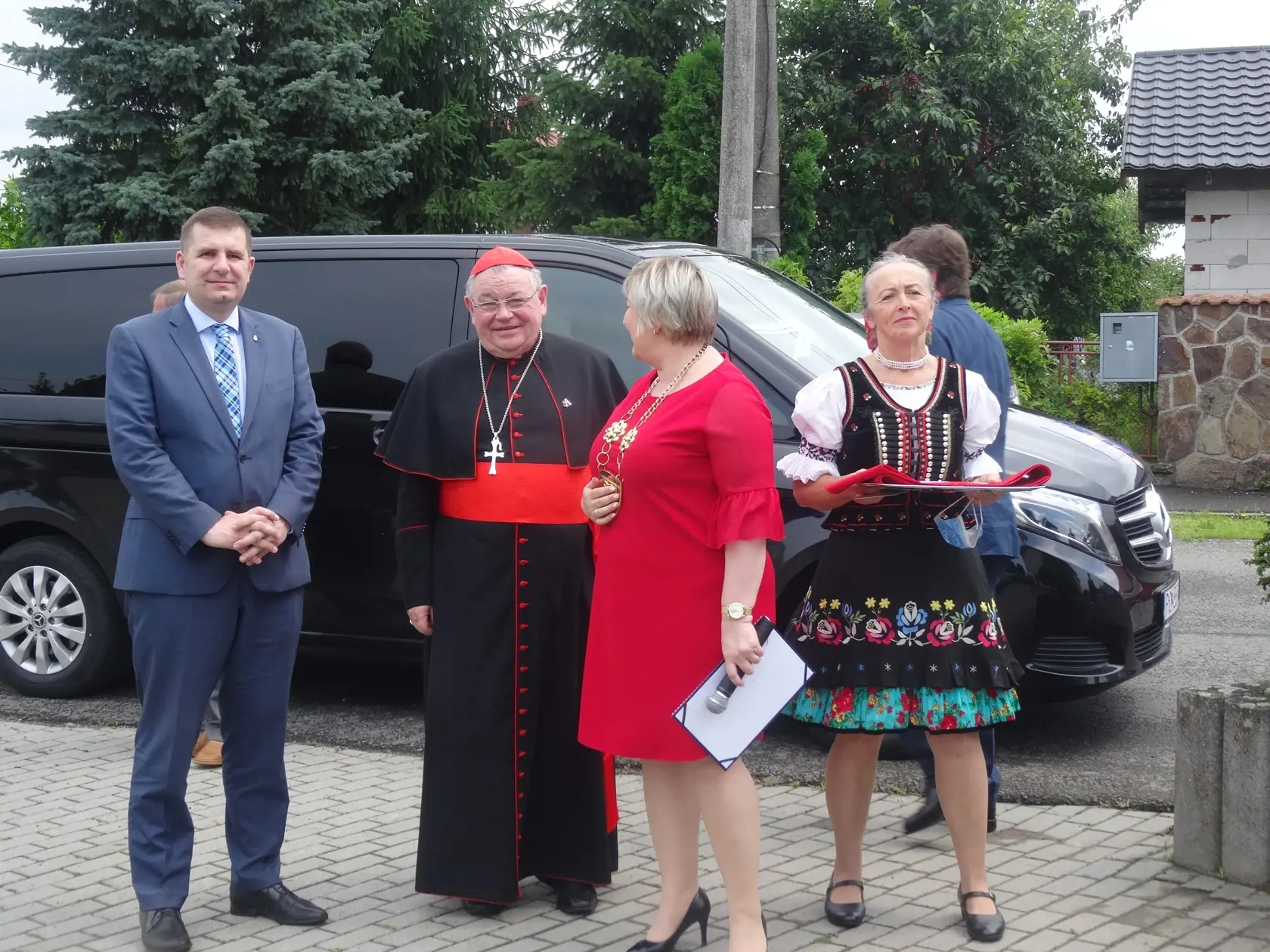Kardinála Dominika Duku privítala hneď po príchode starostka obce.