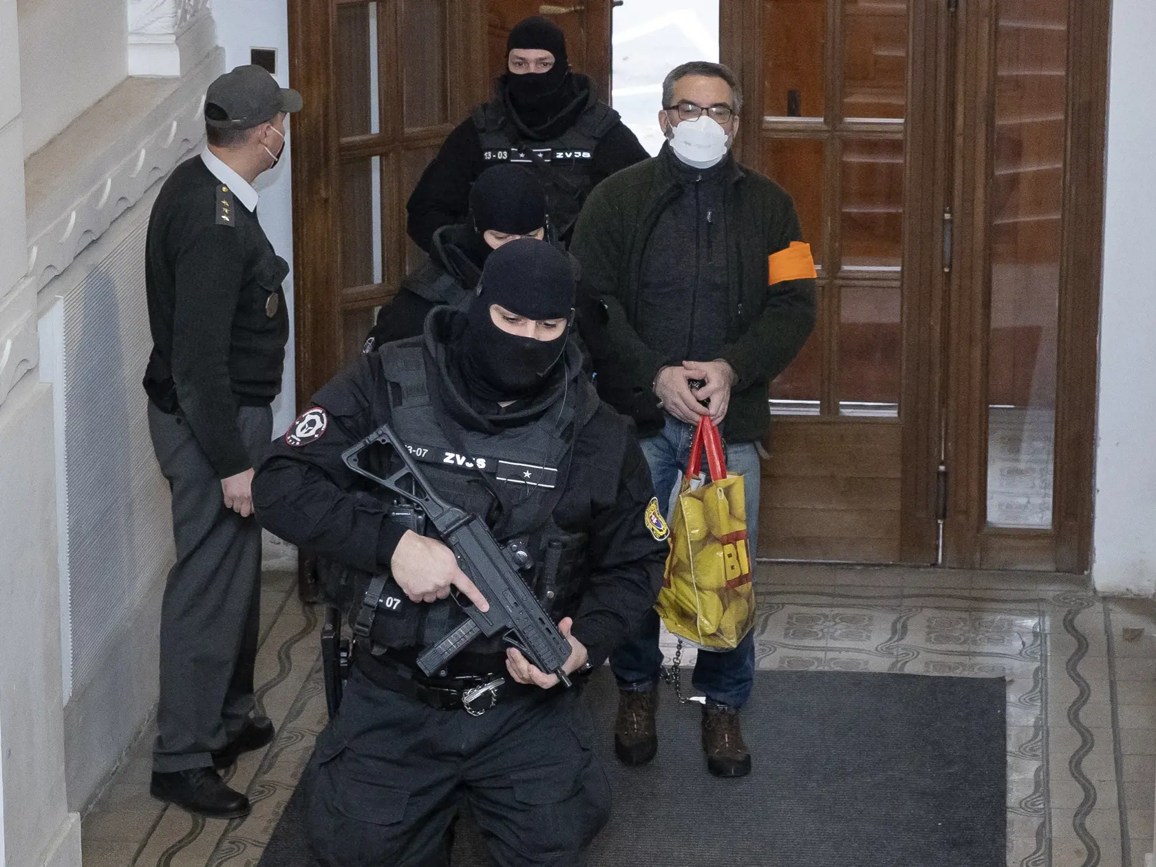 Hlavné pojednávanie v kauze Dobytkár na Špecializovanom trestnom súde v Banskej Bystrici. Na snímke eskorta ZVJS privádza obžalovaného finančníka Martina Kvietika.