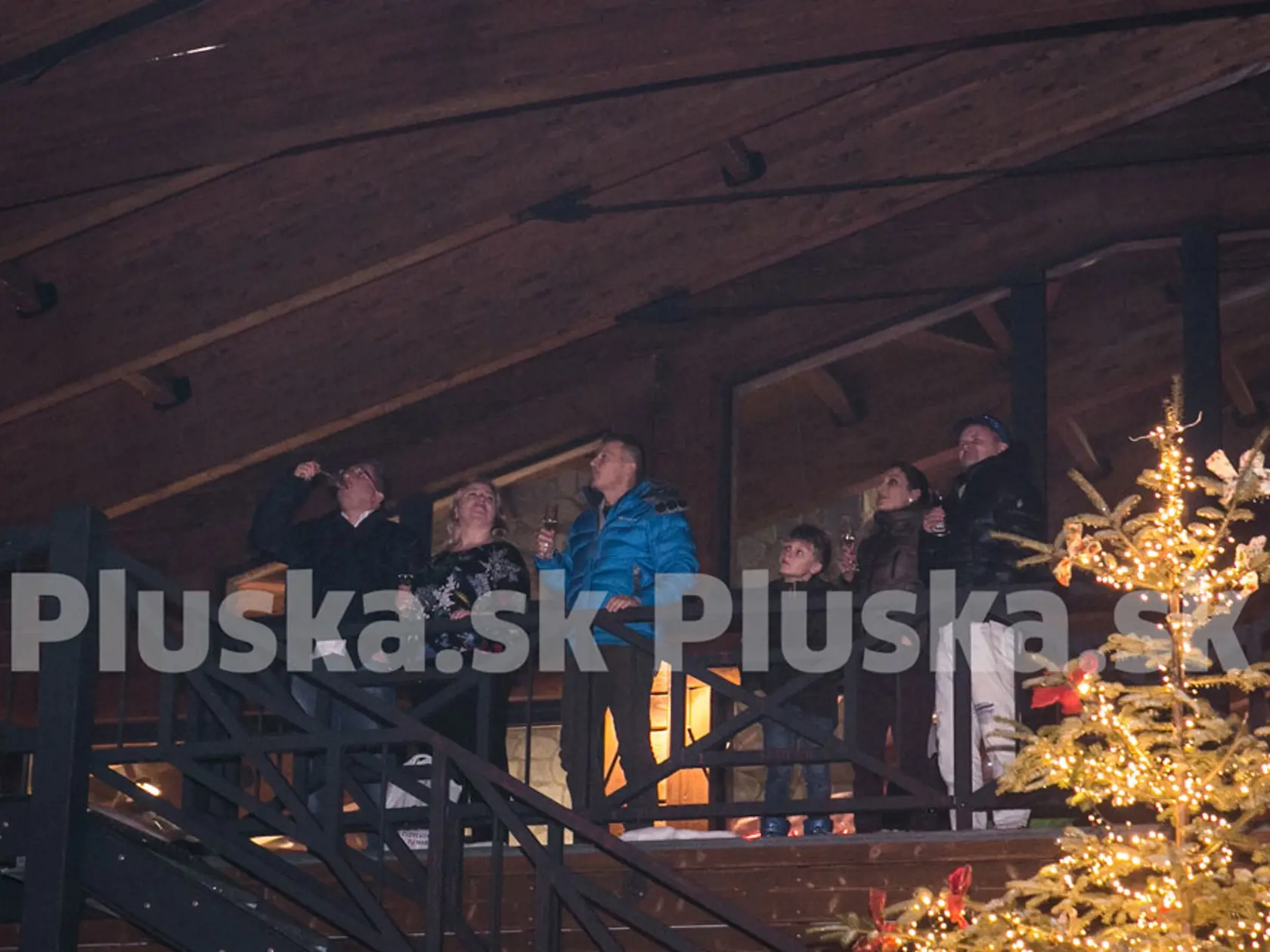 Nový rok vítal Ján Počiatek v spoločnosti priateľov v Donovalskom pivovare.