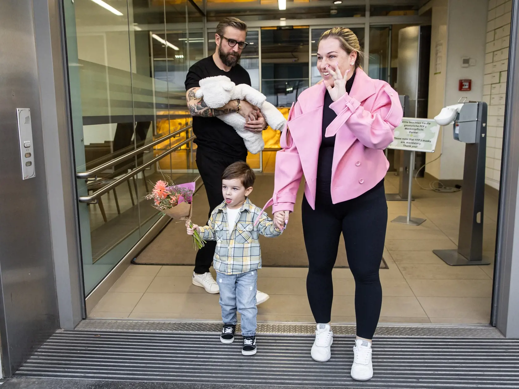 Dominika Navara Cibulková a Michal Navara opúšťajú viedeňskú kliniku po narodení dcéry Niny.