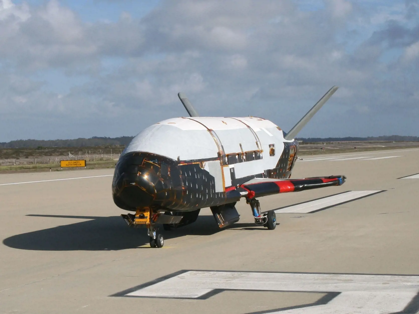 Bezpilotný raketoplán americkej armády X-37B sa po rekordných 908 dňoch vrátil z obežnej dráhy na Zem a v sobotu ráno (miestneho času) pristál na Myse Canaveral v americkom štáte Florida. Šlo o šiestu misiu tohto solárneho lietadla, ktorá zahŕňala aj vedecké pokusy.