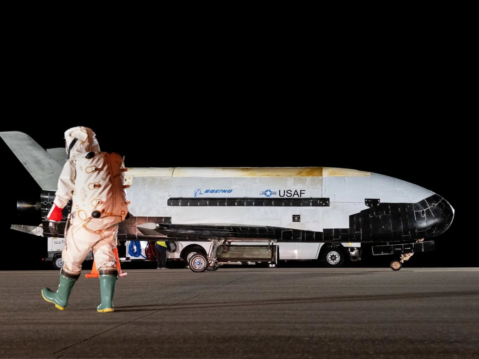 Bezpilotný raketoplán americkej armády X-37B sa po rekordných 908 dňoch vrátil z obežnej dráhy na Zem a v sobotu ráno (miestneho času) pristál na Myse Canaveral v americkom štáte Florida. Šlo o šiestu misiu tohto solárneho lietadla, ktorá zahŕňala aj vedecké pokusy.
