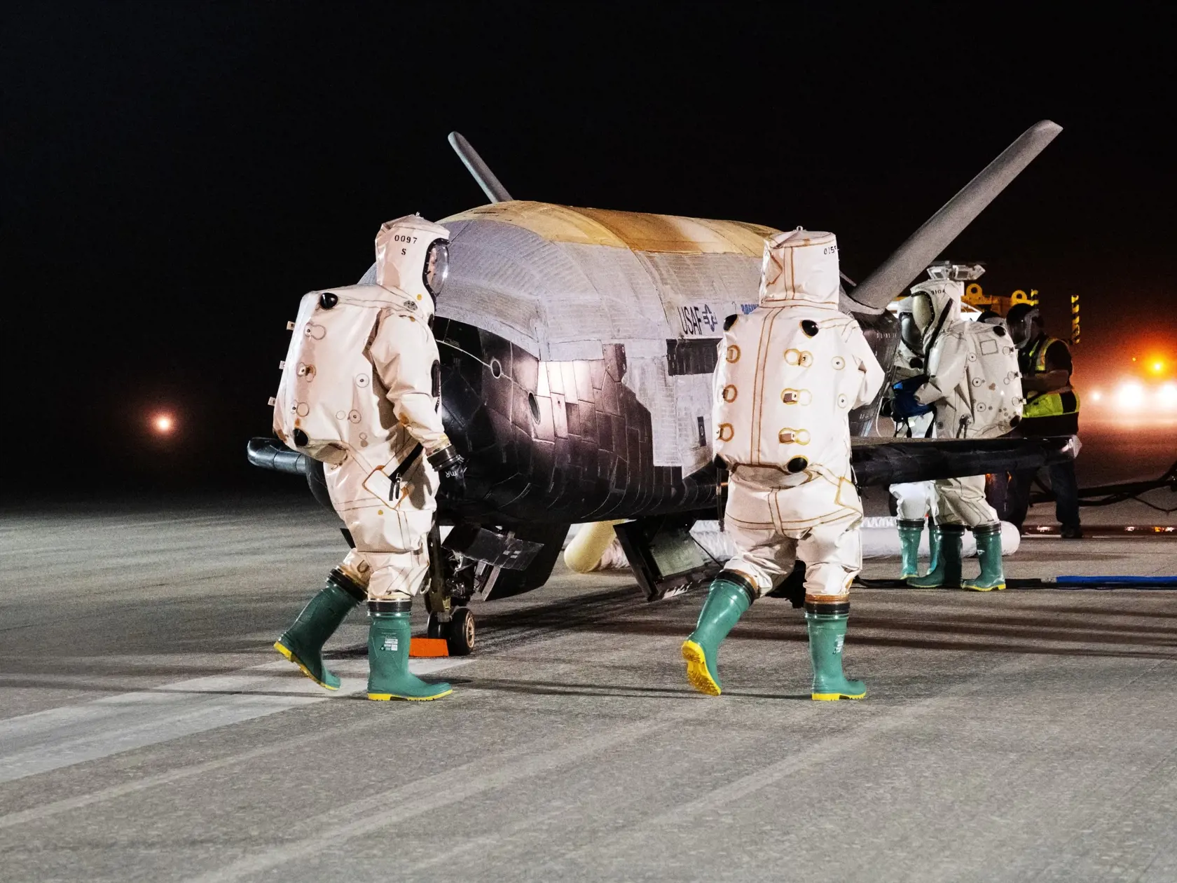 Bezpilotný raketoplán americkej armády X-37B sa po rekordných 908 dňoch vrátil z obežnej dráhy na Zem a v sobotu ráno (miestneho času) pristál na Myse Canaveral v americkom štáte Florida. Šlo o šiestu misiu tohto solárneho lietadla, ktorá zahŕňala aj vedecké pokusy.