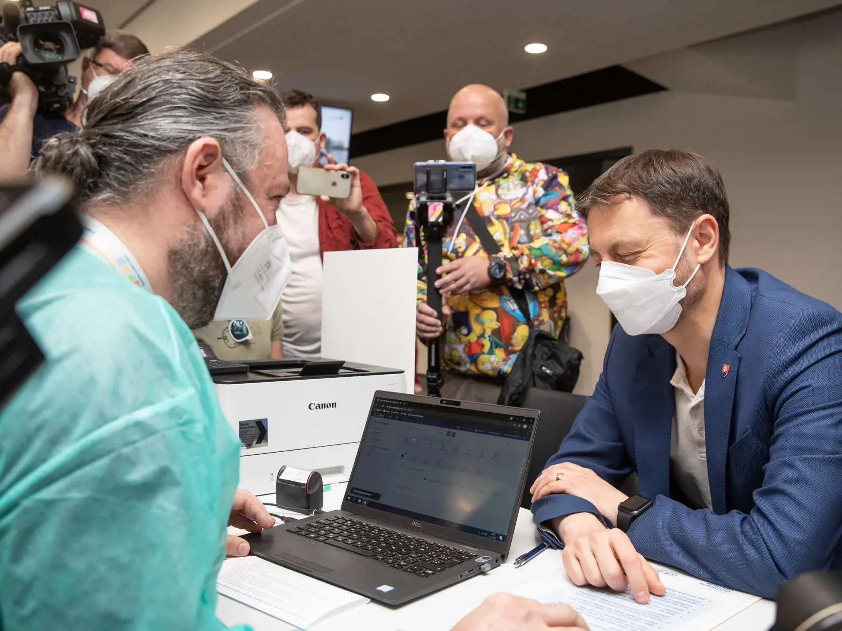 Na snímke je predseda vlády SR Eduard Heger ktorý sa nechal zaočkovať prvou dávkou proti covidu.