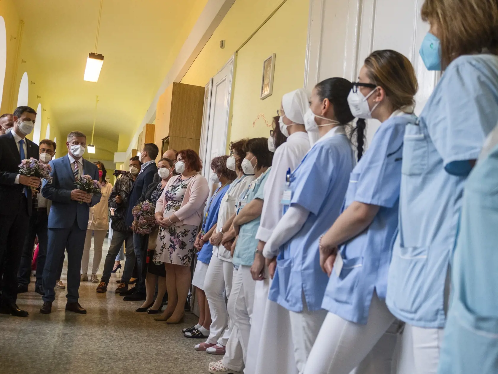 Na snímke zľava predseda vlády SR Eduard Heger (OĽaNO), minister zdravotníctva SR Vladimír Lengvarský (nominant OĽaNO) rozdávajú kvety sestrám počas návštevy Univerzitnej nemocnice Bratislava pri príležitosti Medzinárodného dňa sestier 12. mája 2021. FOTO TASR - Jaroslav Novák