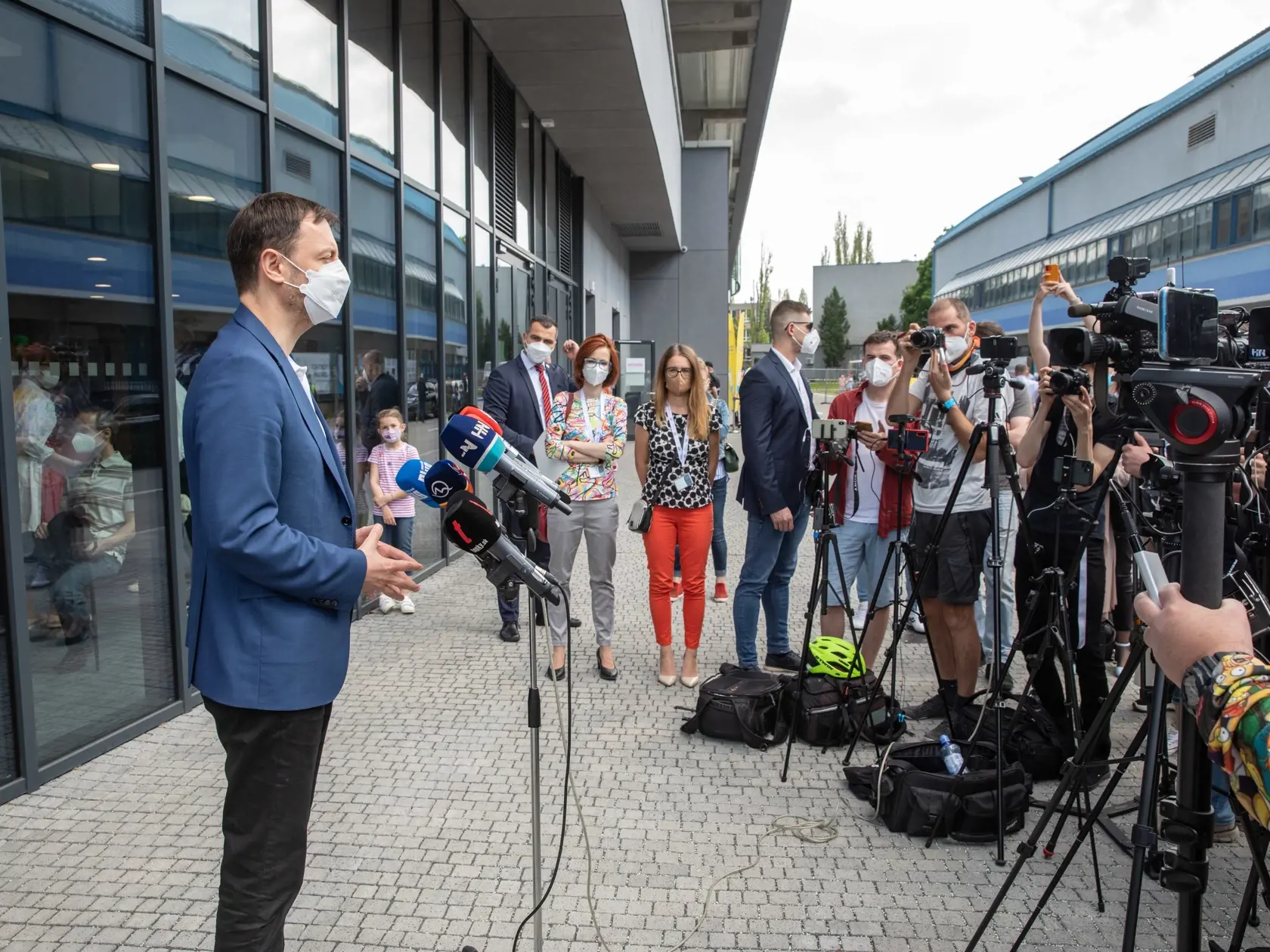 Na snímke je predseda vlády SR Eduard Heger ktorý sa nechal zaočkovať prvou dávkou proti covidu.