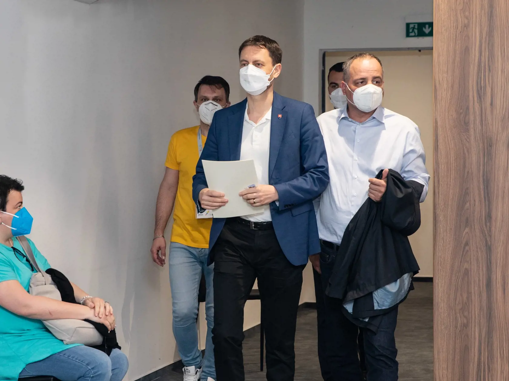 Na snímke je predseda vlády SR Eduard Heger ktorý sa nechal zaočkovať prvou dávkou proti covidu.