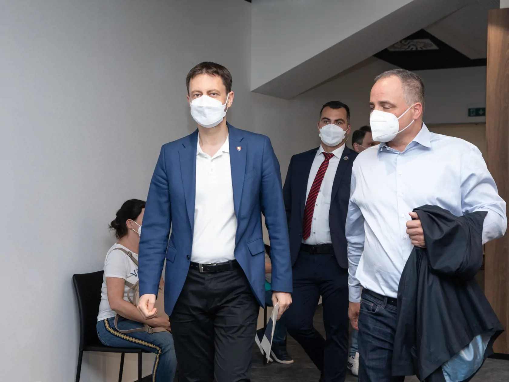 Na snímke je predseda vlády SR Eduard Heger ktorý sa nechal zaočkovať prvou dávkou proti covidu.