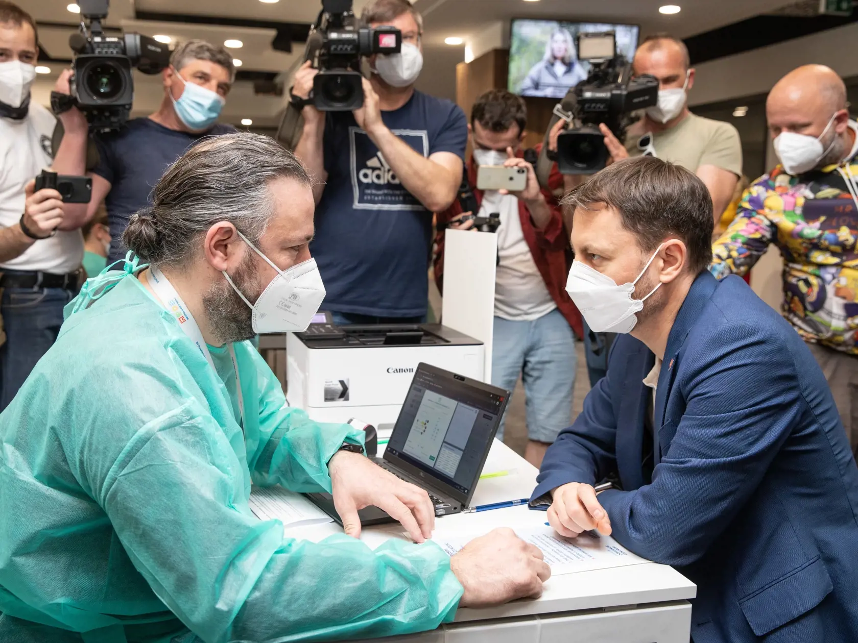 Na snímke je predseda vlády SR Eduard Heger ktorý sa nechal zaočkovať prvou dávkou proti covidu.