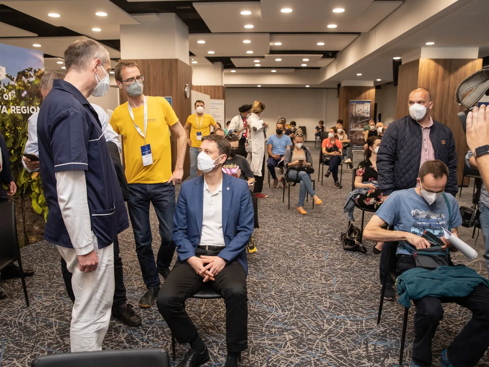 Na snímke je predseda vlády SR Eduard Heger ktorý sa nechal zaočkovať prvou dávkou proti covidu.