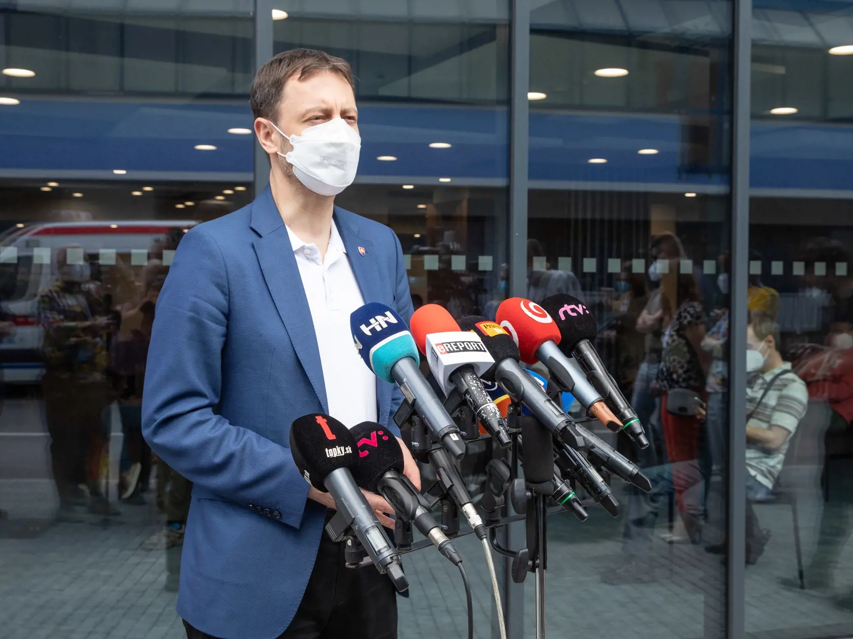 Na snímke je predseda vlády SR Eduard Heger ktorý sa nechal zaočkovať prvou dávkou proti covidu.