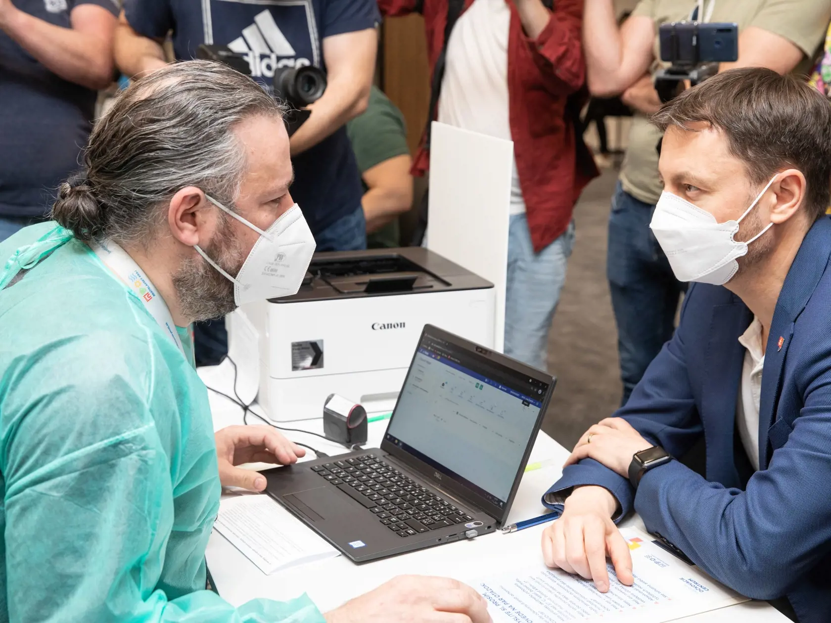 Na snímke je predseda vlády SR Eduard Heger ktorý sa nechal zaočkovať prvou dávkou proti covidu.