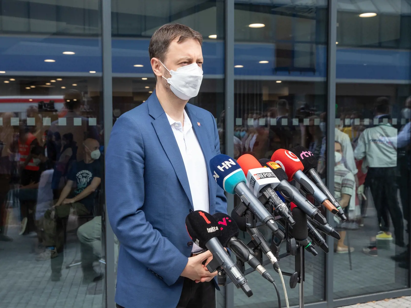 Na snímke je predseda vlády SR Eduard Heger ktorý sa nechal zaočkovať prvou dávkou proti covidu.