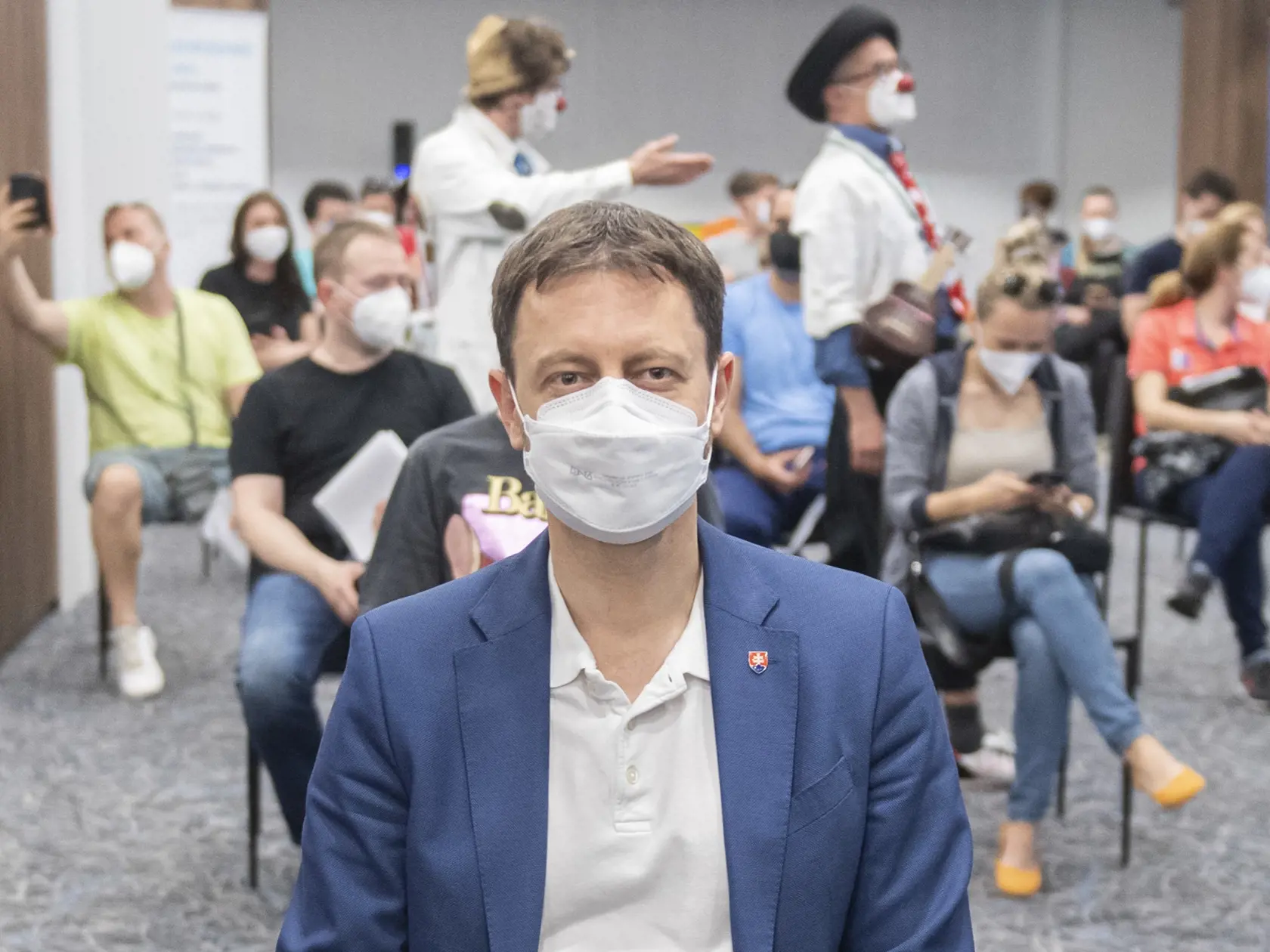 Predseda vlády SR Eduard Heger čaká v čakárni po vpichnutí prvej dávky vakcíny proti ochoreniu Covid-19, v sobotu 1. mája 2021 v Bratislave. FOTO TASR - Martin Baumann