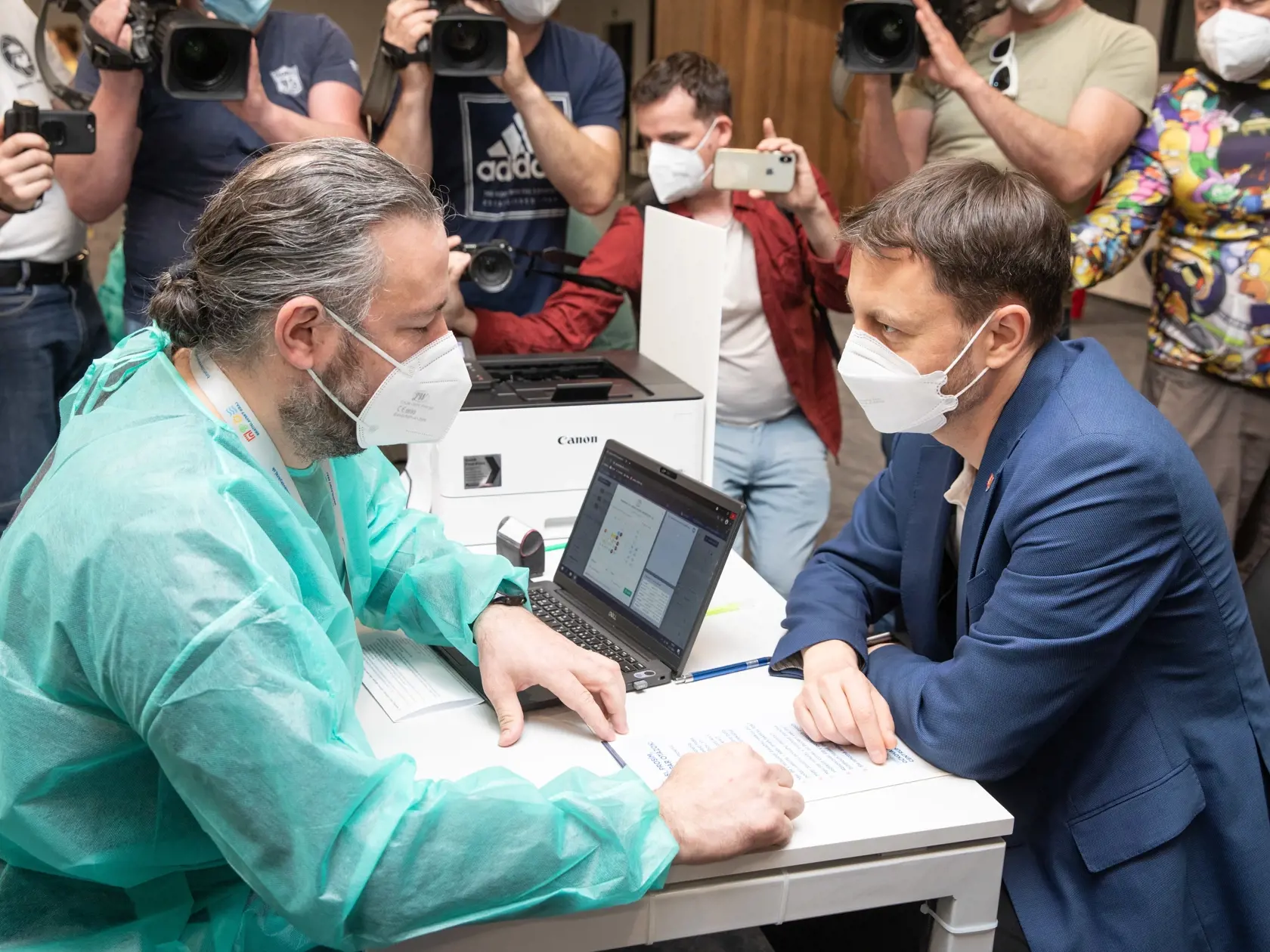 Na snímke je predseda vlády SR Eduard Heger ktorý sa nechal zaočkovať prvou dávkou proti covidu.