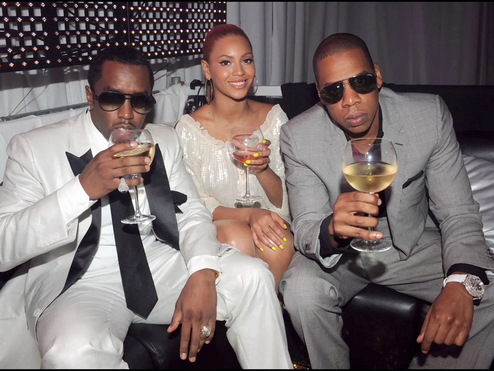 Niektoré konšpiračné teórie zahŕňajú aj speváčku Beyoncé a rappera Jay-Z, pričom niektorí ľudia naznačujú, že mali nejaké spojenie so záhadnými úmrtiami speváčok Aaliyah a Left Eye​.
