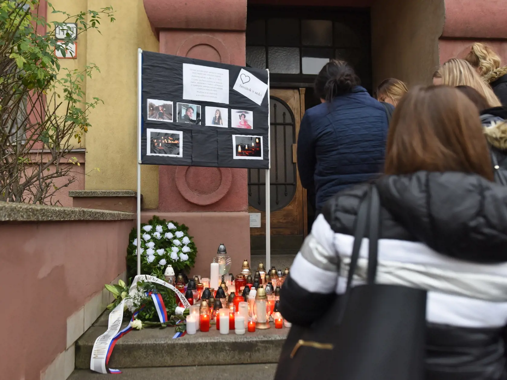 žiaci uctenie pamiatka štyri obete sviečky 