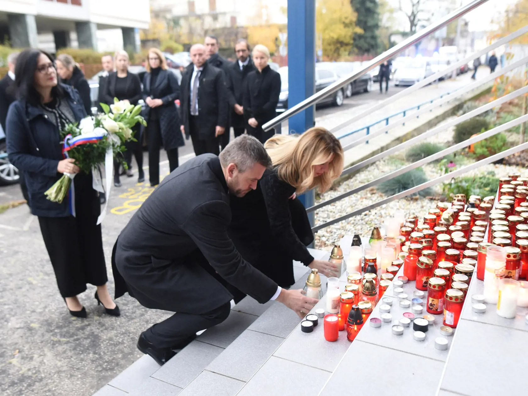 Na snímke zľava ministerka školstva Martina Lubyová, premiér SR Peter Pellegrini a prezidentka SR Zuzana Čaputová pokladajú sviečky pred Gymnáziom na Párovskej ulici na uctenie si pamiatky obetí stredajšej tragickej nehody v Nitre v piatok 15. novembra 2019. Na Slovensku sa začal štátny smútok, ktorý pripomína 12 obetí tragickej dopravnej nehody pri Nitre. Od 08.00 do 20.00 h budú štátne vlajky spustené na pol žrde. Nehoda, ktorá sa stala v stredu (13. 11.) na zlatomoravskej ceste I/65 neďaleko 