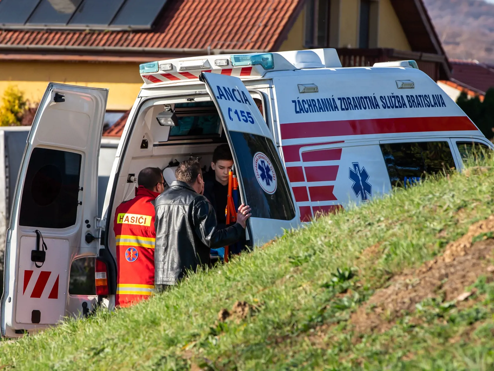 Na snimke je pohreb ktorý sa konal v obci Jelenec, pre zosnulých ktorý tragicky zahynuli pri tragickej nehode. 
