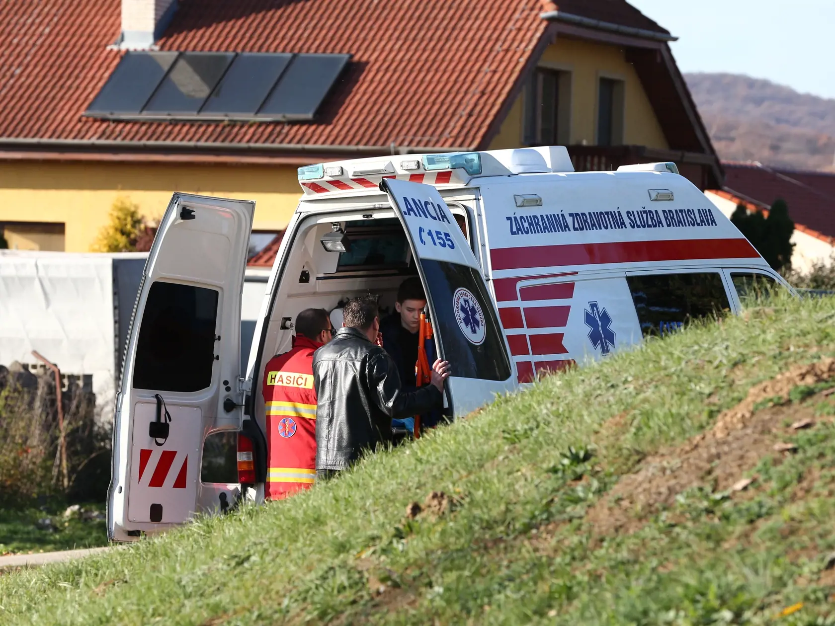 Počas pohrebu museli zasahovať záchranári. Pripravení boli aj hasiči a polícia.