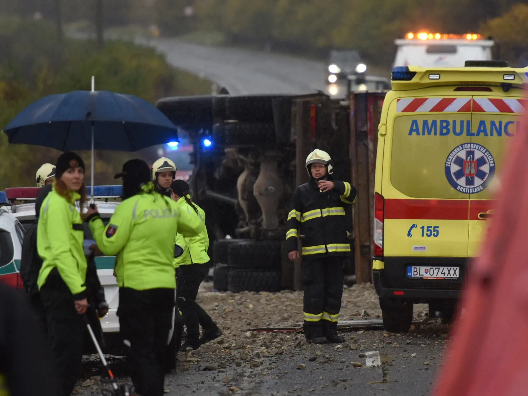 Na snímke záchranári a policajti zasahujú na mieste dopravnej nehody, ktorá sa stala 13. novembra 2019 na zlatomoravskej ceste I/65 neďaleko Malanty pri Nitre. Nehoda si vyžiadala najmenej 12 obetí. TASR to potvrdil Jozef Minár z Operačného strediska záchrannej zdravotnej služby SR. Ako upozornila polícia, naďalej nie je zrejmé, koľko presne ľudí zahynulo.  Podľa hovorkyne Krajského riaditeľstva Policajného zboru (KR PZ) v Nitre Renáty Čuhákovej sa zrazil autobus s kamiónom. Po zrážke zostal aut