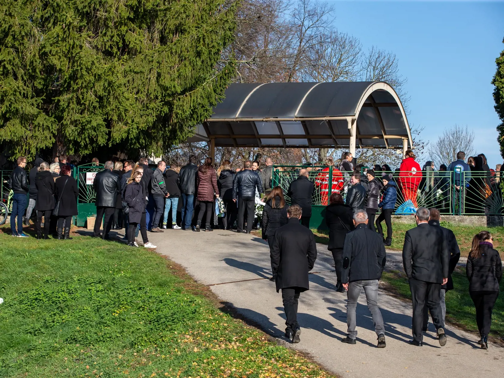 Na snimke je pohreb ktorý sa konal v obci Jelenec, pre zosnulých ktorý tragicky zahynuli pri tragickej nehode. 