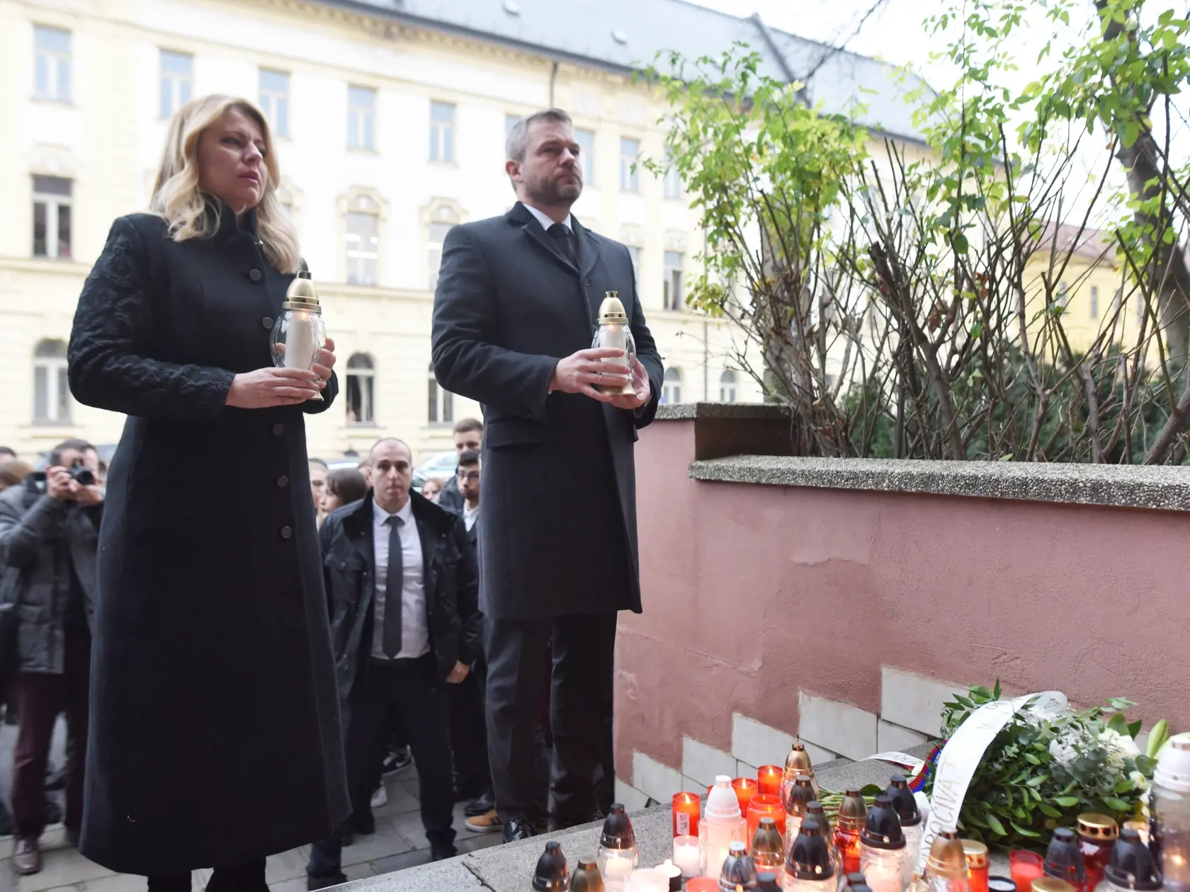Na snímke prezidentka SR Zuzana Čaputová a premiér SR Peter Pellegrini so sviečkami pred Strednou odbornou školou (SOŠ) techniky a služieb na uctenie si pamiatky obetí stredajšej tragickej nehody v Nitre v piatok 15. novembra 2019. Na Slovensku sa začal štátny smútok, ktorý pripomína 12 obetí tragickej dopravnej nehody pri Nitre. Od 08.00 do 20.00 h budú štátne vlajky spustené na pol žrde. Nehoda, ktorá sa stala v stredu (13. 11.) na zlatomoravskej ceste I/65 neďaleko Malanty pri Nitre, patrí me