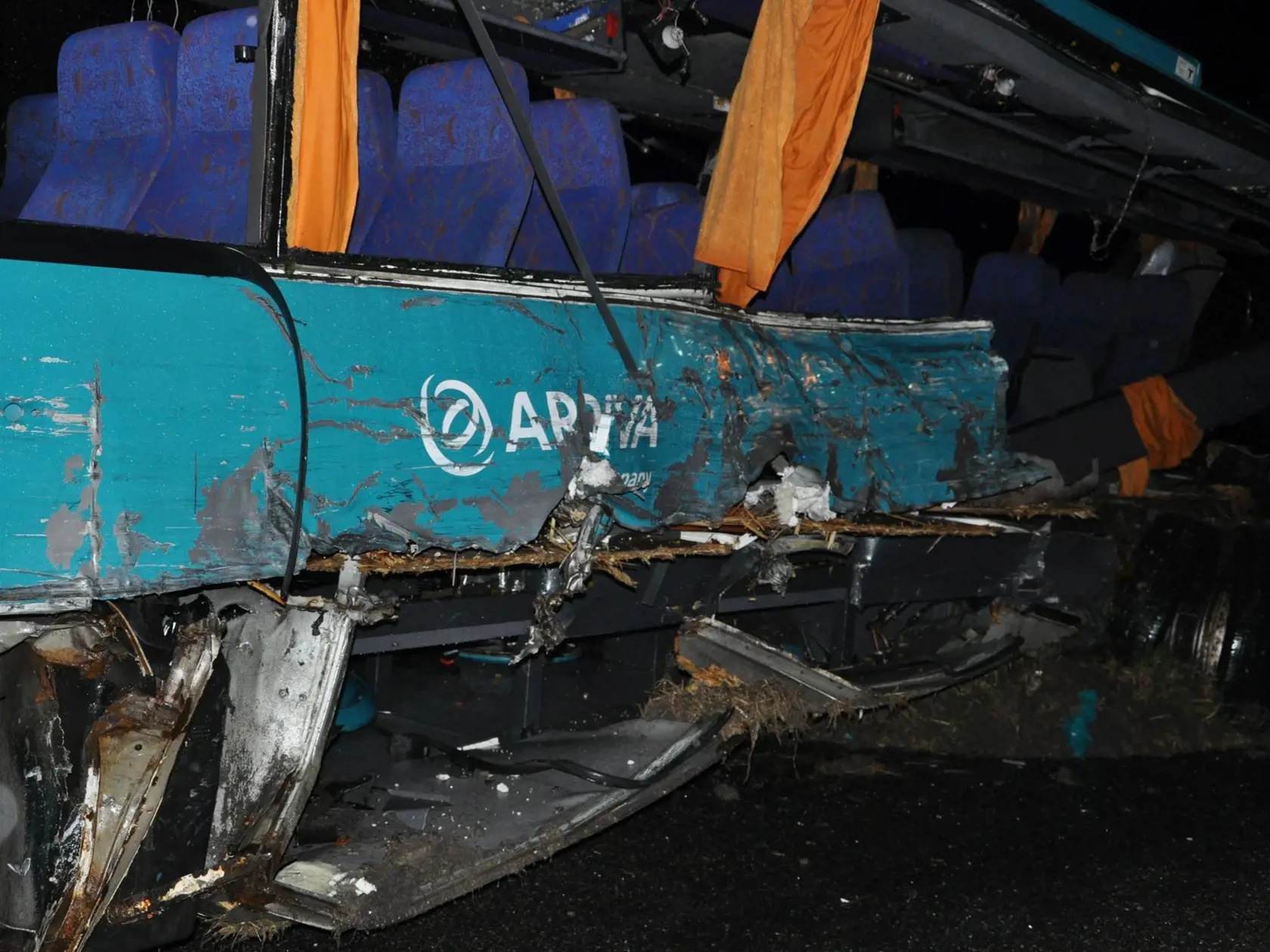 Tragická nehoda pri Nitre, autobusu s nákladným autom.
