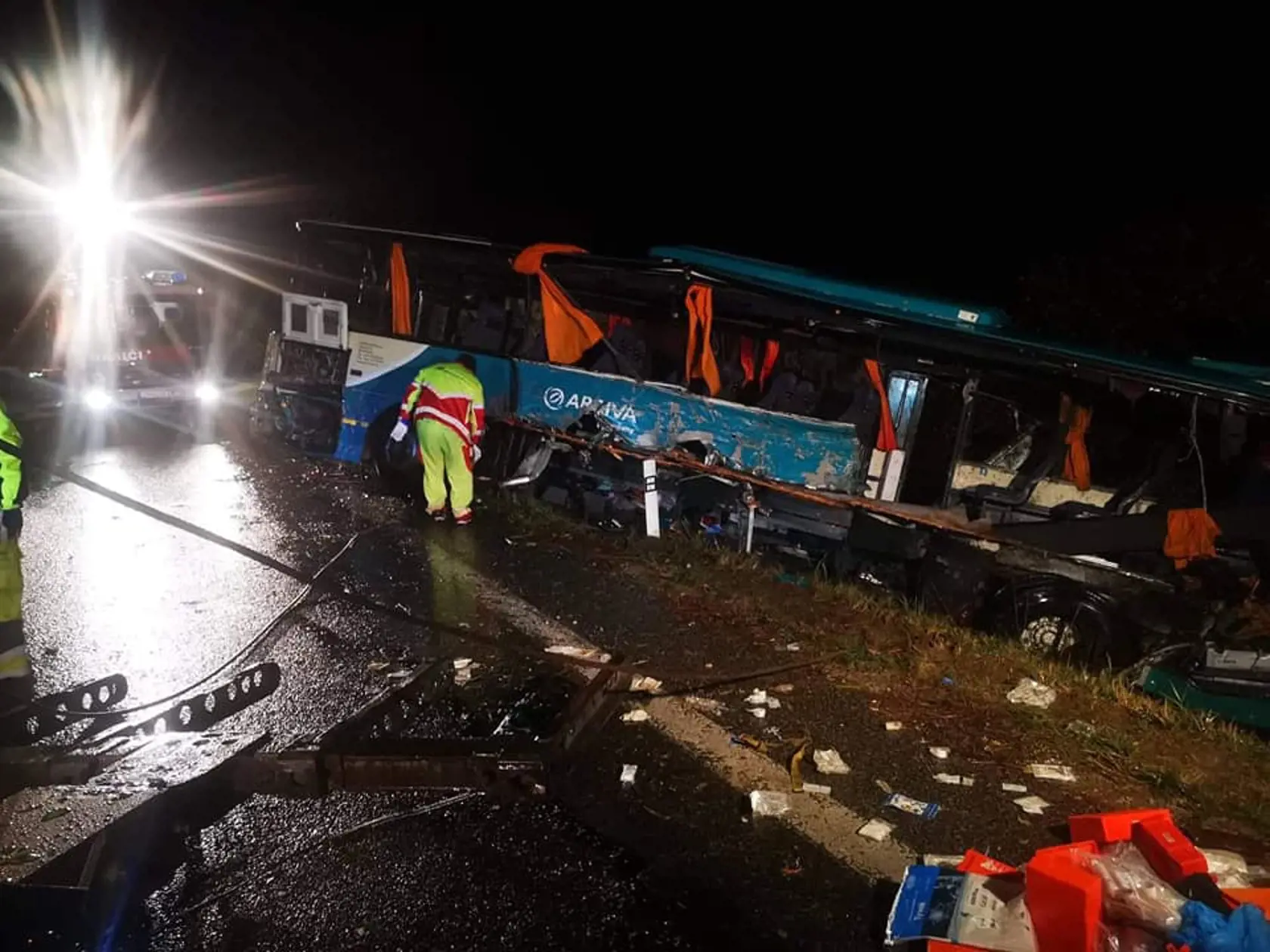 Autobus už opäť stojí na kolesách.