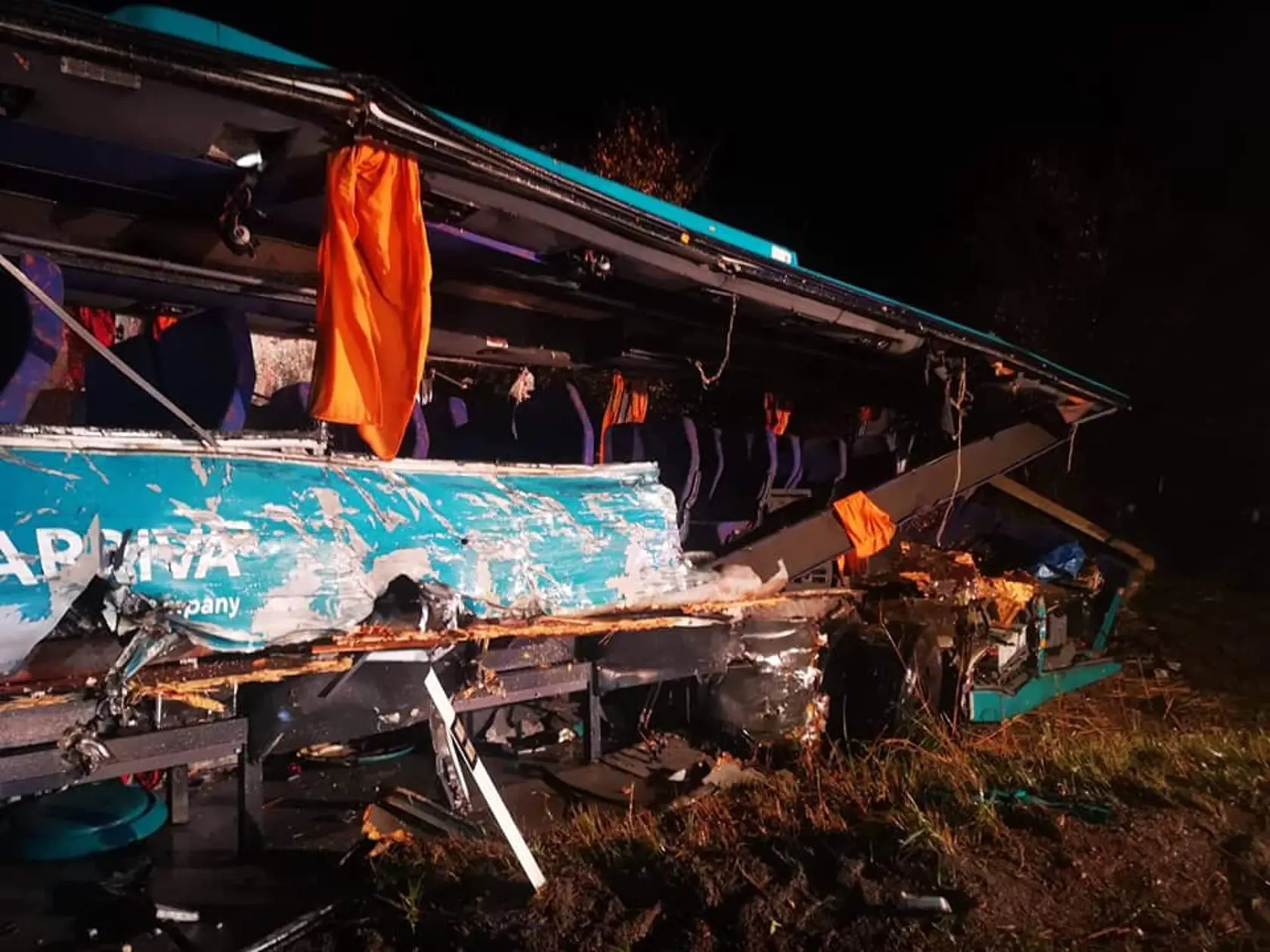 Autobus už opäť stojí na kolesách.
