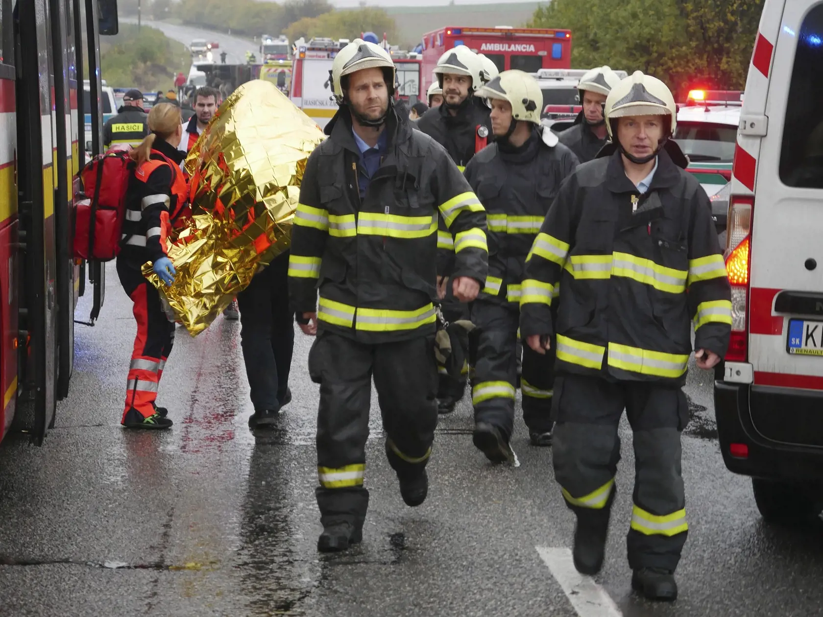 Na snímke zranená osoba na mieste dopravnej nehody, ktorá sa stala 13. novembra 2019 na zlatomoravskej ceste I/65 neďaleko Malanty pri Nitre. Nehoda si vyžiadala najmenej 12 obetí. TASR to potvrdil Jozef Minár z Operačného strediska záchrannej zdravotnej služby SR. Podľa hovorkyne Krajského riaditeľstva Policajného zboru (KR PZ) v Nitre Renáty Čuhákovej sa zrazil autobus s kamiónom. Po zrážke zostal autobus prevrátený v priekope. Ďalších 17 ľudí je zranených, traja ťažko. FOTO TASR - Milan Ivani