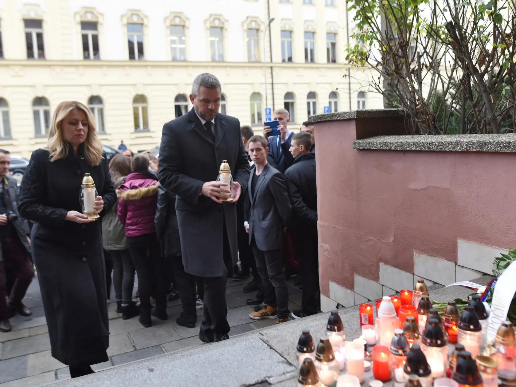 Na snímke prezidentka SR Zuzana Čaputová a premiér SR Peter Pellegrini pokladajú zapálené sviečky pred Strednou odbornou školou (SOŠ) techniky a služieb na uctenie si pamiatky obetí stredajšej tragickej nehody v Nitre v piatok 15. novembra 2019. Na Slovensku sa začal štátny smútok, ktorý pripomína 12 obetí tragickej dopravnej nehody pri Nitre. Od 08.00 do 20.00 h budú štátne vlajky spustené na pol žrde. Nehoda, ktorá sa stala v stredu (13. 11.) na zlatomoravskej ceste I/65 neďaleko Malanty pri N