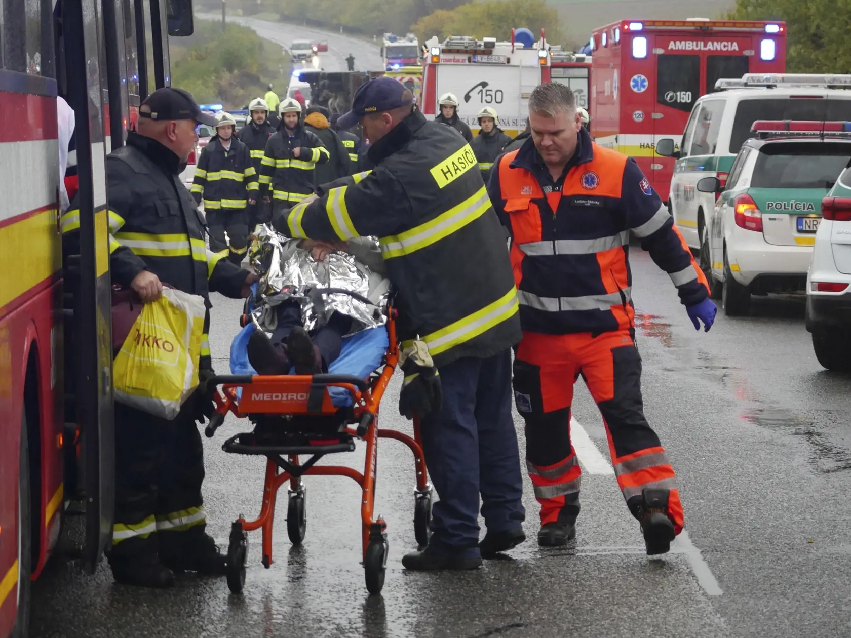 Na snímke záchranári a hasiči poskytujú prvú pomoc zranenej osobe, ktorá je na nosidlách na mieste dopravnej nehody, ktorá sa stala 13. novembra 2019 na zlatomoravskej ceste I/65 neďaleko Malanty pri Nitre. Nehoda si vyžiadala najmenej 12 obetí. TASR to potvrdil Jozef Minár z Operačného strediska záchrannej zdravotnej služby SR. Podľa hovorkyne Krajského riaditeľstva Policajného zboru (KR PZ) v Nitre Renáty Čuhákovej sa zrazil autobus s kamiónom. Po zrážke zostal autobus prevrátený v priekope. Ď