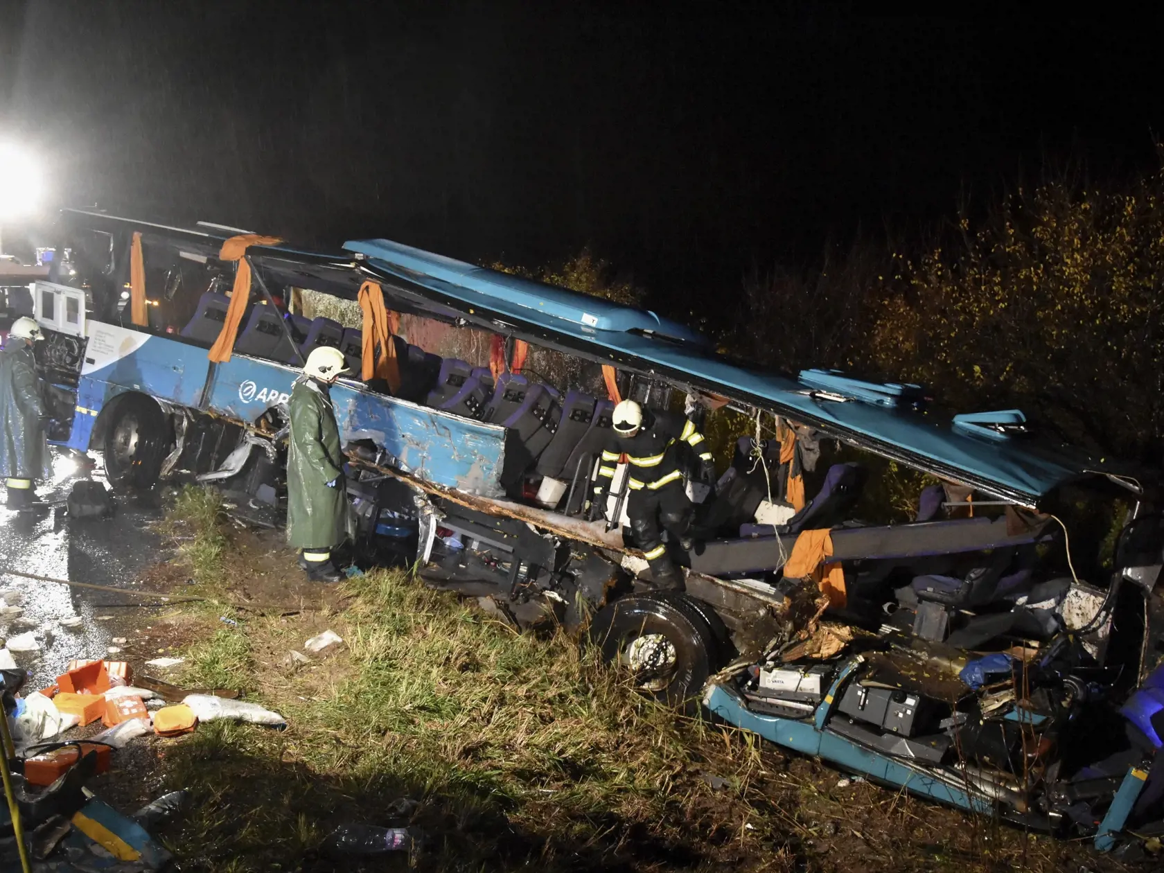 ZNIČENÝ AUTOBUS Jeho vodič robil, čo sa dalo, zrážke s nákladiakom však nedokázal zabrániť.