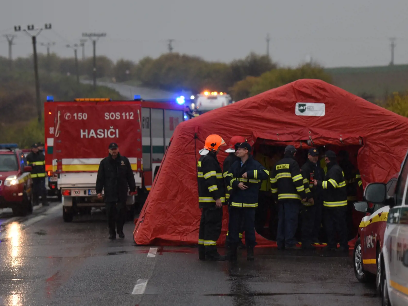 Na snímke hasiči zasahujú na mieste dopravnej nehody, ktorá sa stala 13. novembra 2019 na zlatomoravskej ceste I/65 neďaleko Malanty pri Nitre. Nehoda si vyžiadala najmenej 12 obetí. TASR to potvrdil Jozef Minár z Operačného strediska záchrannej zdravotnej služby SR. Ako upozornila polícia, naďalej nie je zrejmé, koľko presne ľudí zahynulo.  Podľa hovorkyne Krajského riaditeľstva Policajného zboru (KR PZ) v Nitre Renáty Čuhákovej sa zrazil autobus s kamiónom. Po zrážke zostal autobus prevrátený 