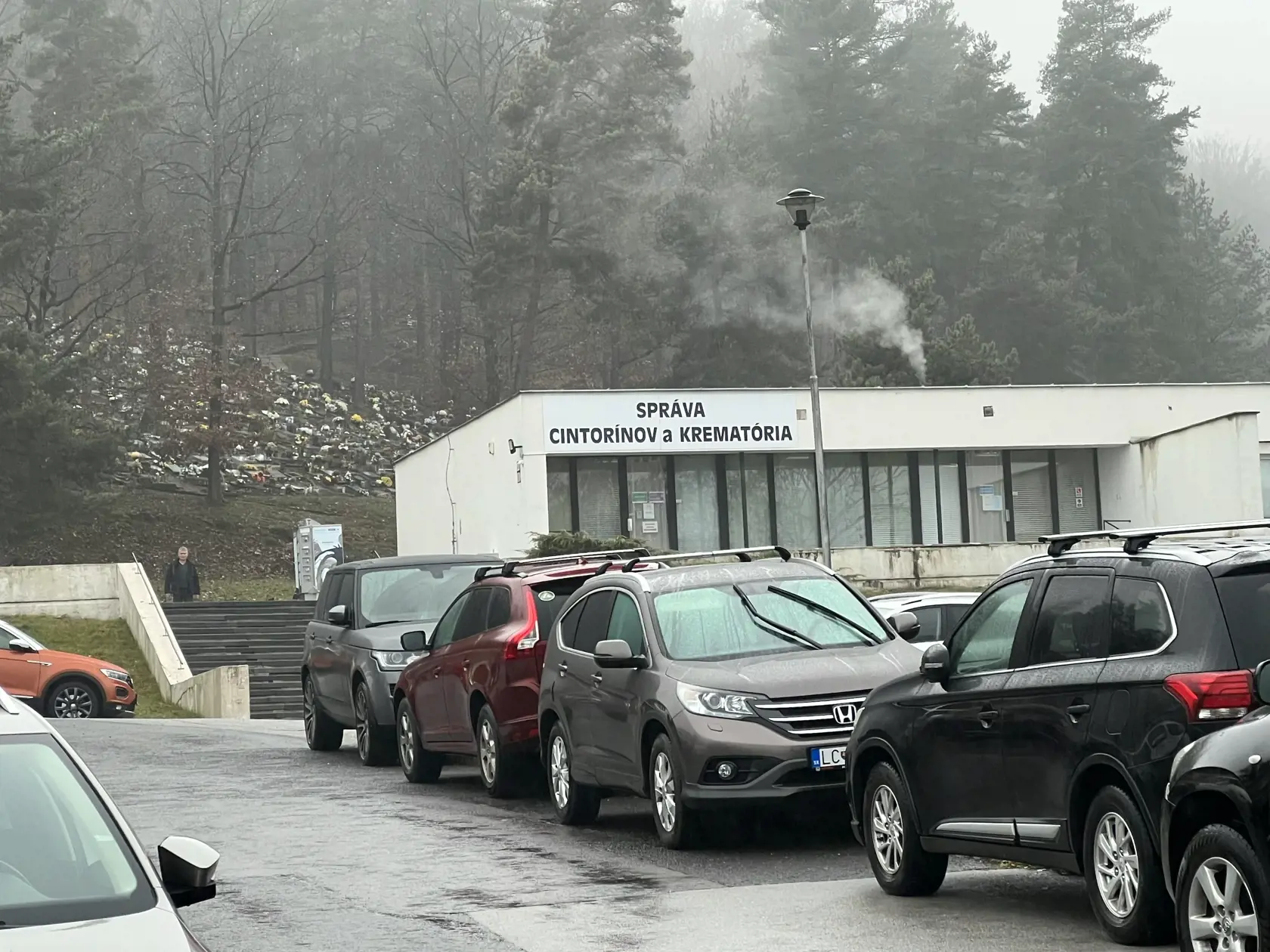 Autá zaplnili parkoviská v okoli krematória.
