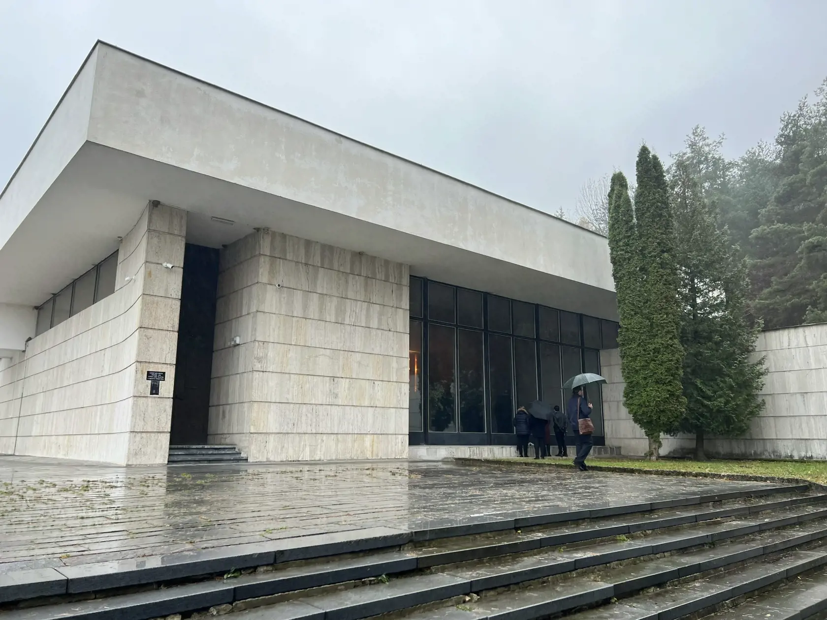 MUDr. Martin Somora ukončil štúdium na Jesseniovej lekárskej fakulte v Martine Univerzity Komenského v r. 1995. Následne pracoval ako lekár v NsP F. D. Roosevelta na oddelení Centrua pre liečbu drogových závislostí a na Psychiatrickom oddelení.