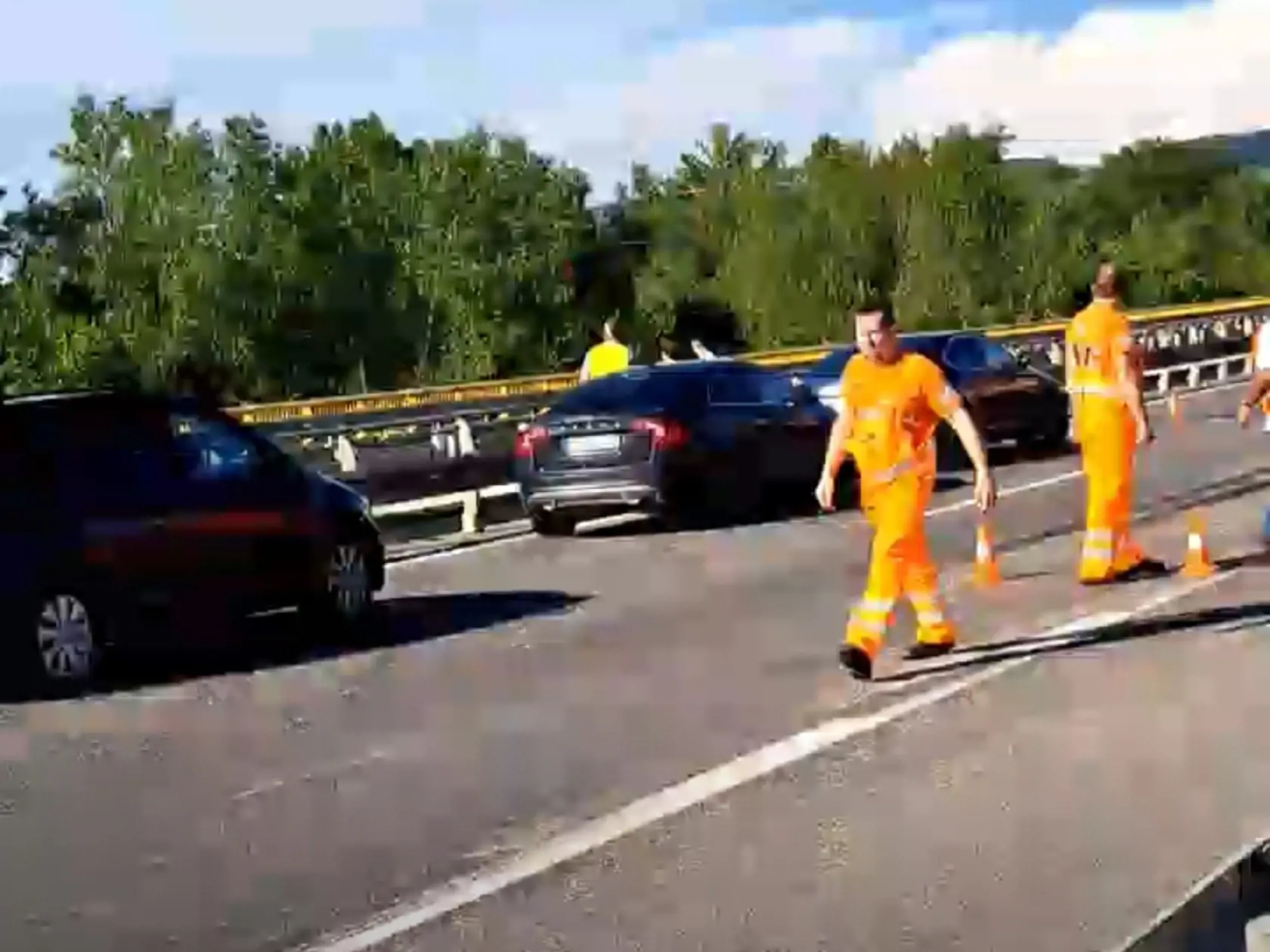Na diaľnici pristál aj vrtuľník. Kamión podľa svedka vrazil do policajného auta aj do hasičov.