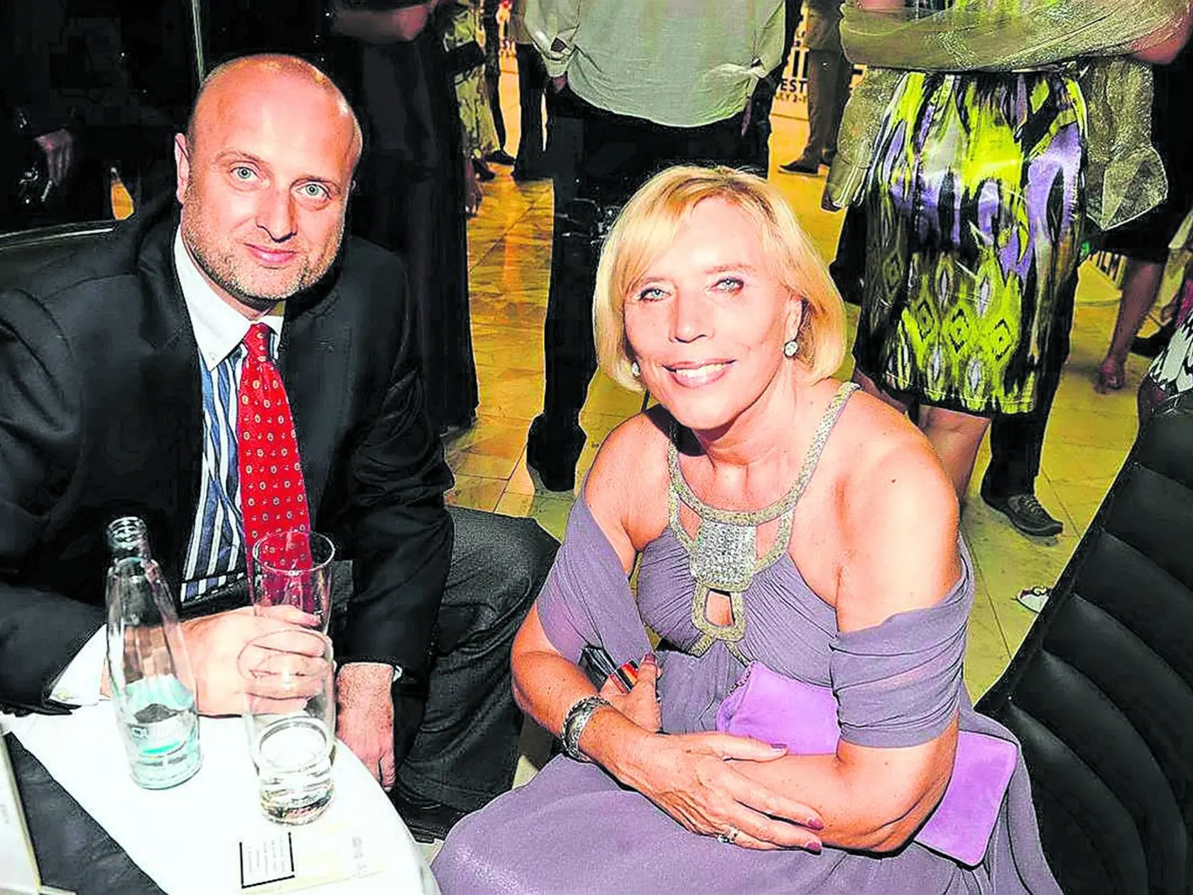 Marie Poledňáková so synom Petrom. Pri komédiách Jak vytrhnout velrybě stoličku a Jak dostat tatínka do polepšovny sa režisérka ním inšpirovala. Po rozvode s muzikológom Ivanom Poledňákom ostala so synom sama. „Medzi synovým štvrtým a ôsmym rokom sme žili sami. Celé dni som bola zapriahnutá v televízii, noci som trávila nad skriptami. Petr chcel mamu, ktorá má naňho čas, chcel ísť do hôr, lenže ja som ležala v učení,“ opísala zdroj inšpirácie pri úspešných komédiách.