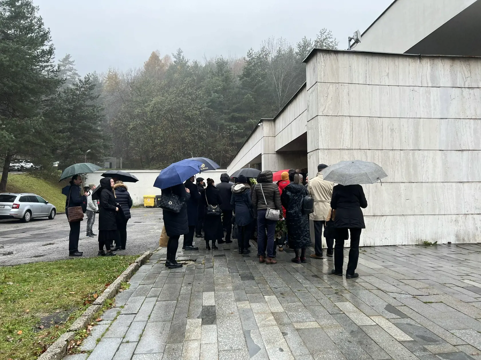 Dali mu posledné zbohom! V pondelok (20.11.) sa rodina, najbližší, priatelia a kolegovia navždy rozlúčili s obľúbeným psychiatrom Martinom Somorom, ktorý nečakane zomrel 9. novembra vo veku 53 rokov.