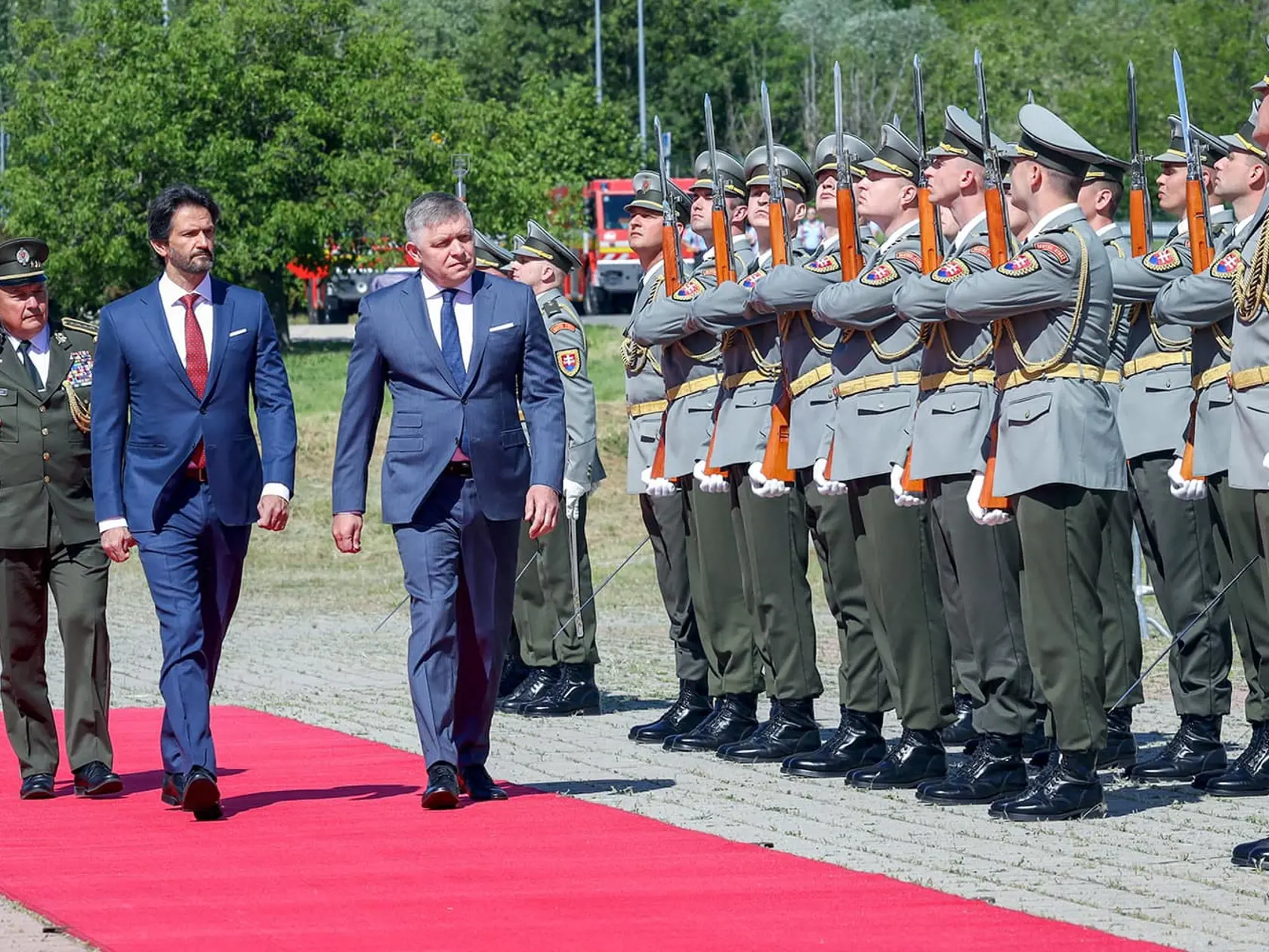 A tiež aj predseda vlády Robert Fico (Smer).