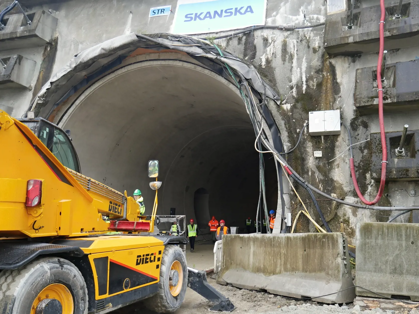 Na snímke tunel Višňové počas mimoriadneho kontrolného dňa na výstavbe diaľnice D1 Lietavská Lúčka – Dubná Skala. Predmetom mimoriadneho kontrolného dňa bolo preveriť progres prác nielen na tuneli, ale aj na mostných objektoch. Vo Višňovom 26. augusta 2021. FOTO TASR - Erika Ďurčová