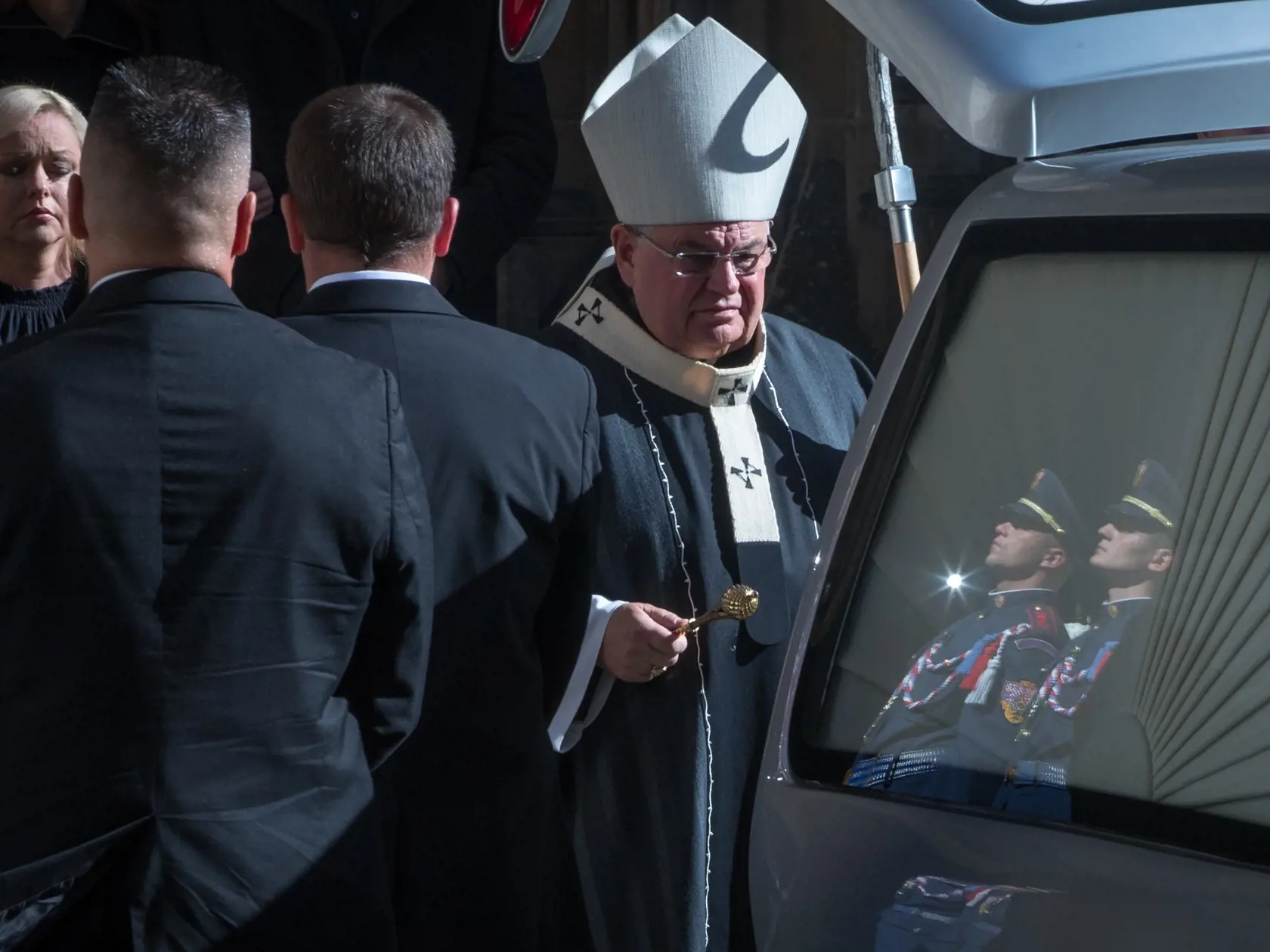 Zádušná omša za zosnulého Karla Gotta v chráme Svätého Víta na Pražskom hrade. S hudobnou legendou sa prišlo rozlúčiť množstvo známych osobností kultúrneho a verejného života. Na snímke je kardinál Dominik Duka.