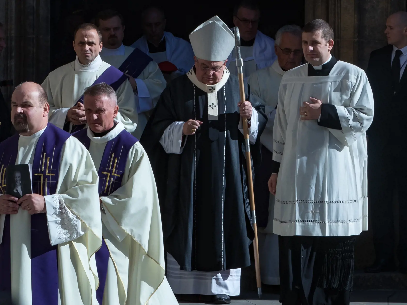 Zádušná omša za zosnulého Karla Gotta v chráme Svätého Víta na Pražskom hrade. S hudobnou legendou sa prišlo rozlúčiť množstvo známych osobností kultúrneho a verejného života. Na snímke je kardinál Dominik Duka